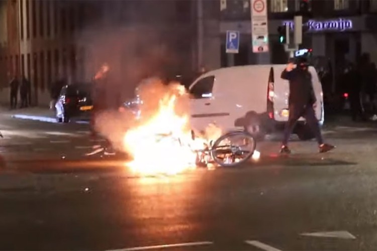 Haos zbog korona mjera: Demonstranti u Hagu napali policiju i palili bicikle