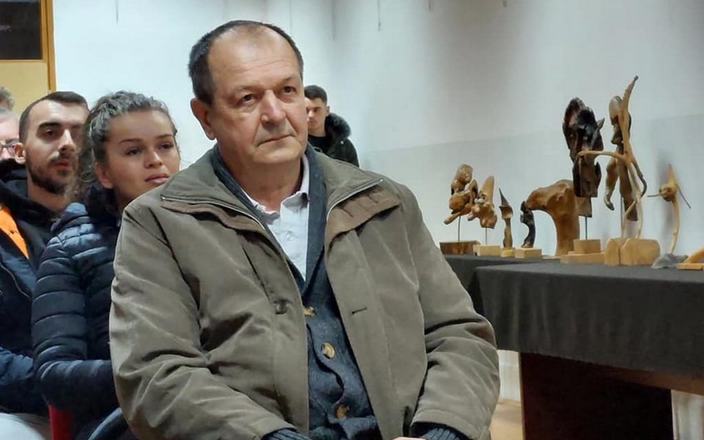 TESLIĆ: Izložba skulptura Petra Jelića