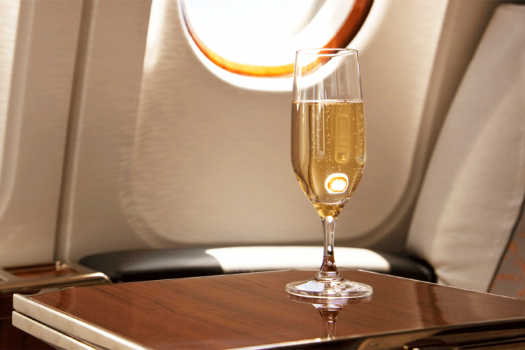 Izbačena iz aviona zbog šampanjca