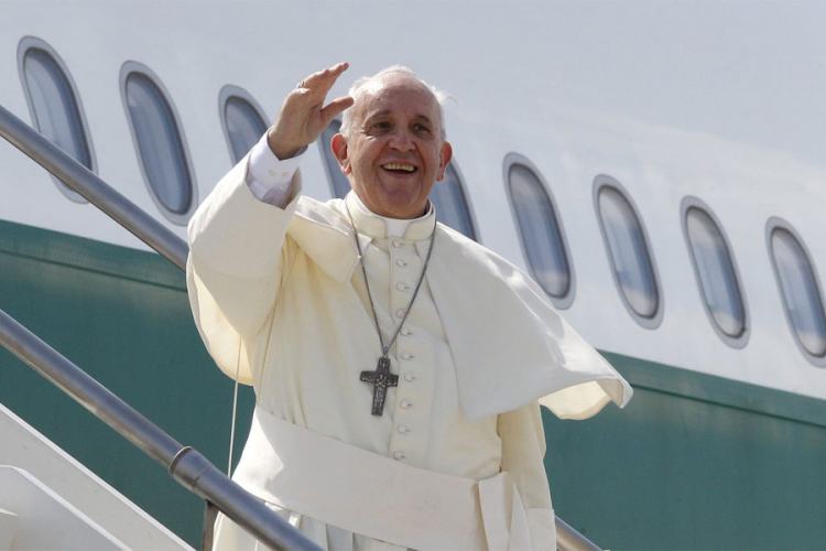 Franjo je prvi papa koji je vjenčao par u avionu