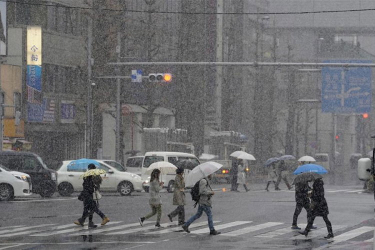 Nevrijeme u Japanu: Snijeg poremetio saobraćaj